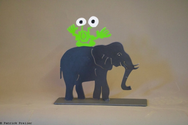 Patrick Preller Elefant mit Monster