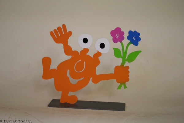 Patrick Preller Monster TOGO mit Blume auf einem Bein